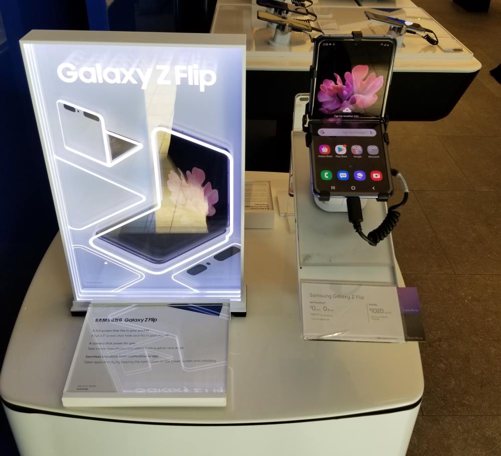 Retail mobile phone display for Galaxy Z Flip